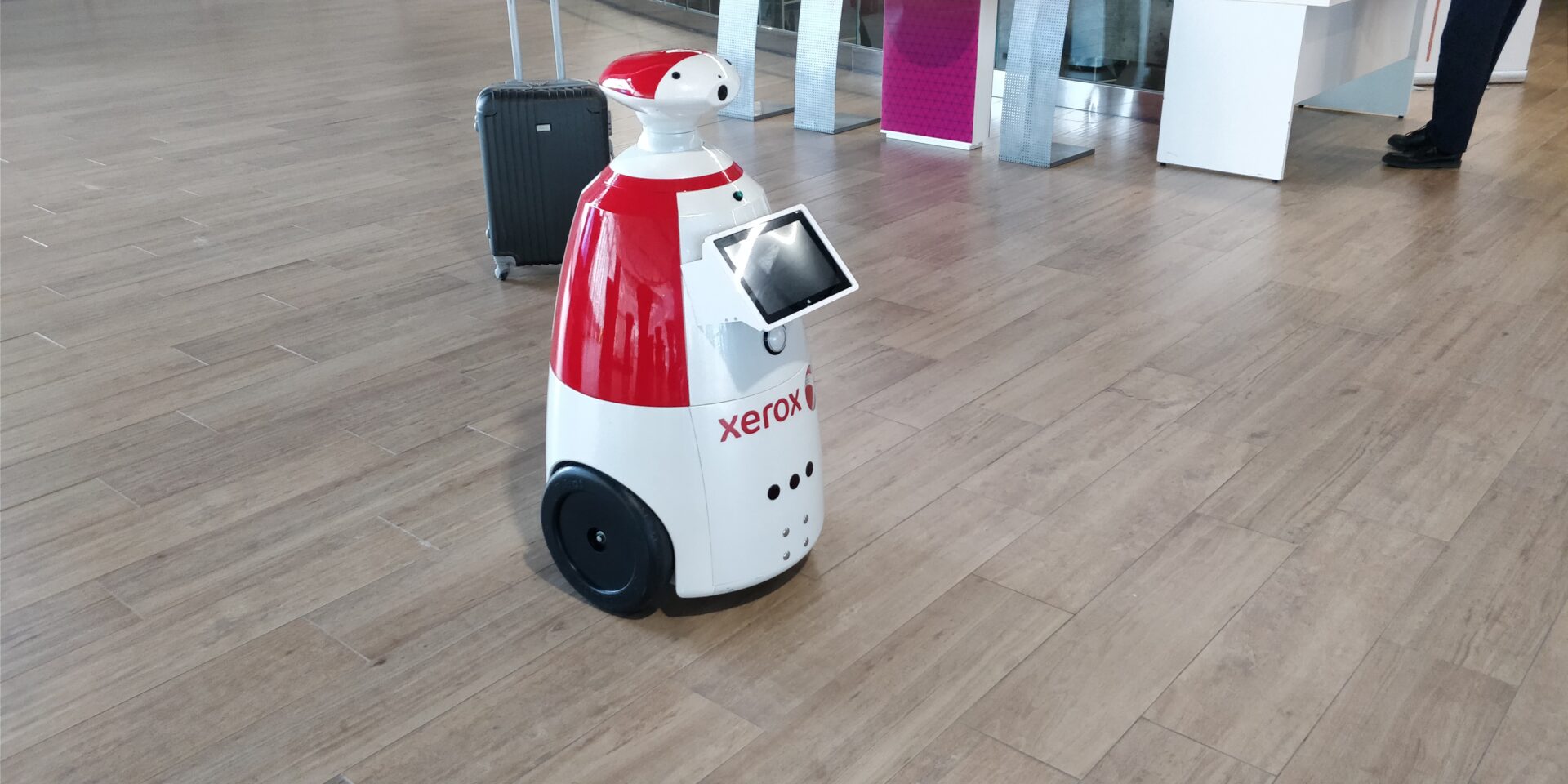 Конференция компании Xerox. Робот R.Bot 100 Plus.