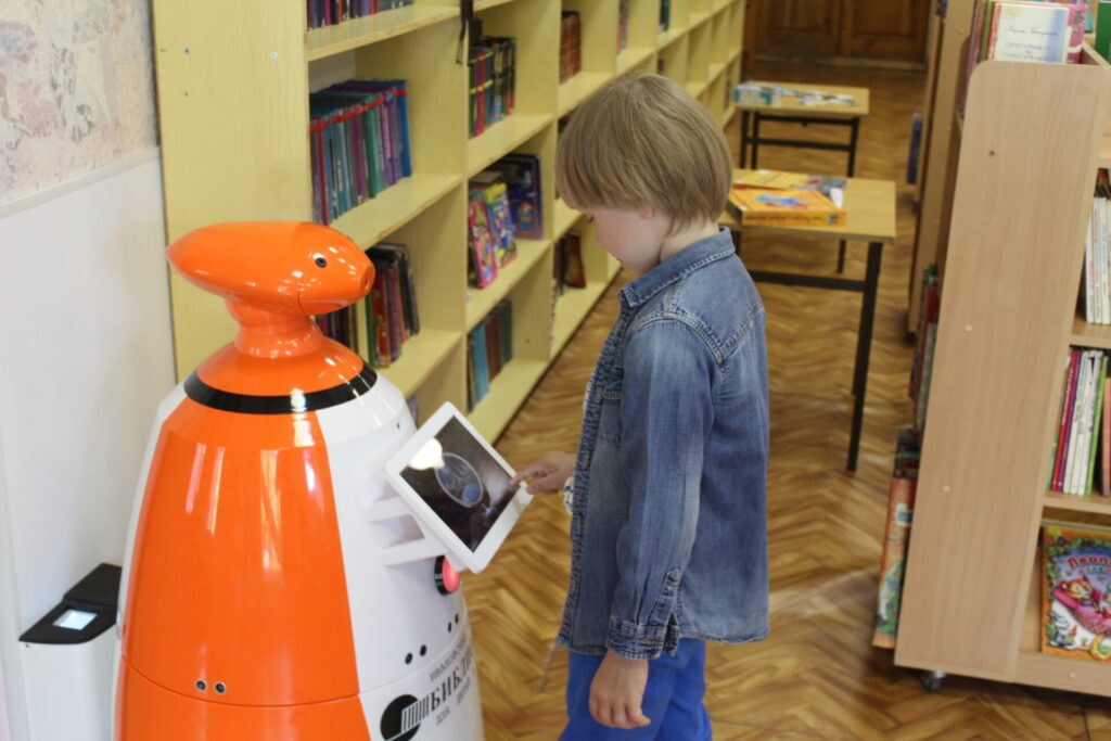 Робот-библиотекарь Маяк